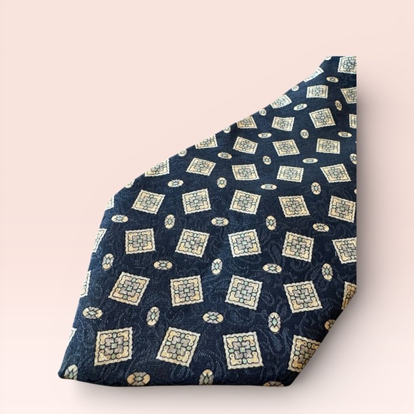 Gucci Silk Blue and Pink Beige Tie - Picture 2 of 3